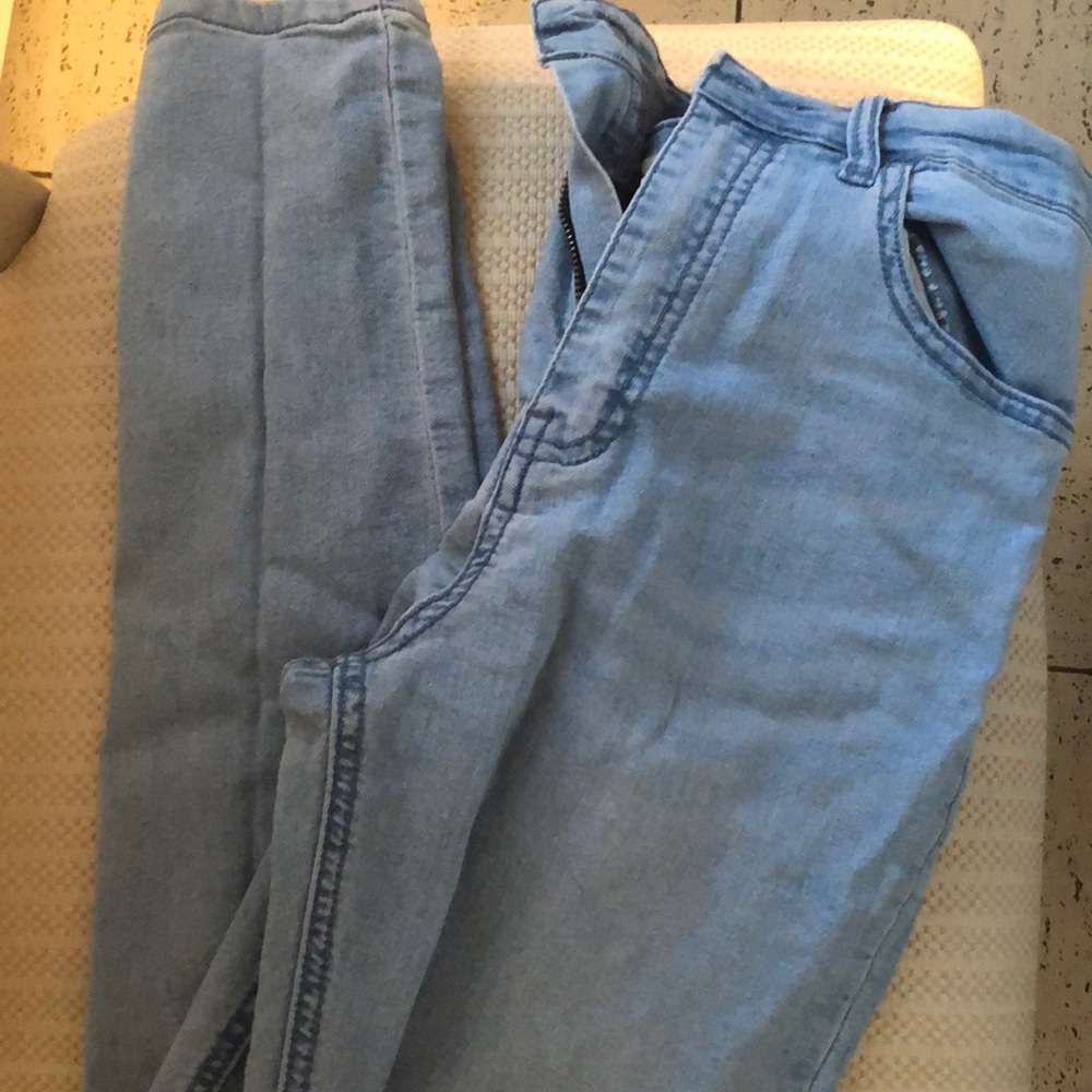 Light washed high wasted jeans